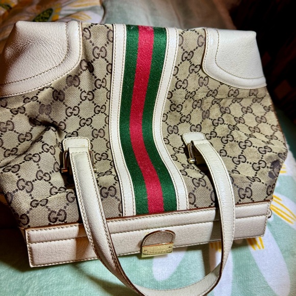 40% PRICE DROP!!
$4777 (was $795)
GUCCI Treasure Boston w/Key And Charm - Picture 16 of 16